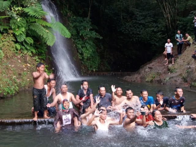 Gubernur Jawa Barat, Ridwan Kamil,"nyemplung" dan berenang bersama pengunjung wisata alam curug Cipeteuy Kabupaten Majalengka. (Oki)