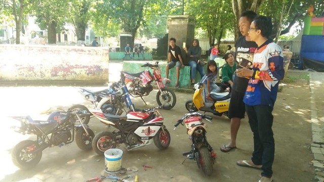 Jafar (kaos lengan panjang) dan motor cross mini miliknya yang disewakan untuk anak-anak di Taman Dwi Warna, Kota Barabai pada Mingg, 23 Juni 2019. Foto: Muhammad Rahim/banjarhits.id