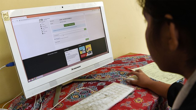 Siswa mendaftar seleksi Penerimaan Peserta Didik Baru (PPDB) menggunakan komputer di SMAN 1 Jakarta. Foto: ANTARA FOTO/Galih Pradipta