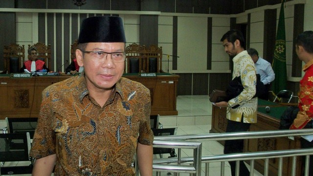 Terdakwa kasus dugaan suap pengurusan dana alokasi khusus Kab. Kebumen dan Kab. Purbalingga, Taufik Kurniawan, usai menjalani sidang dengan agenda pembacaan tuntutan, di Pengadilan Tipikor Semarang, Jawa Tengah, Senin (24/6/2019). Foto: ANTARA FOTO/R. Rekotomo