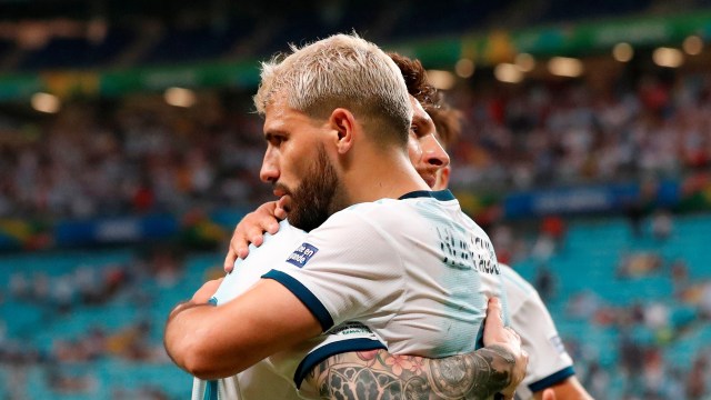 Sergio Aguero dan Lionel Messi saling memeluk. Foto: REUTERS/Henry Romero