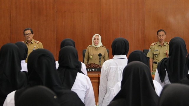 Bupati Bojonegoro, Dr Hj Anna Muawanah, saat hadiri pembukaan diklat PPGDON di Gedung Angling Dharma Pemkab Bojonegoro, Senin (24/06/2019)
