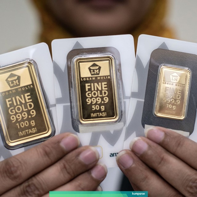 Petugas menunjukkan emas batangan di Butik Emas Logam Mulia. Foto: ANTARA FOTO/Aprillio Akbar