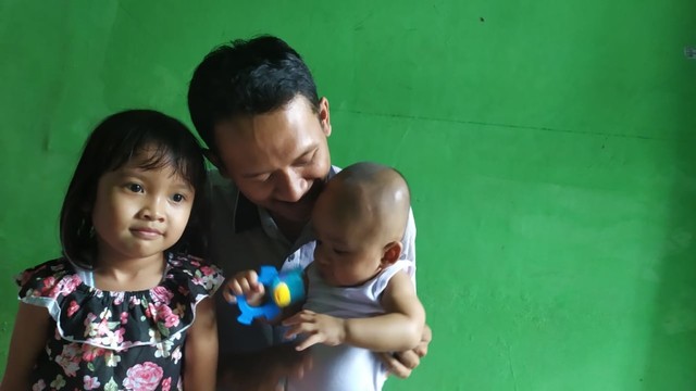 Andi Cahya Saputra (31) bersama anaknya, bayi Google dan kakaknya, Kinanti Jelitha di kediamannya di Gang Jereng, Rawalumbu Bojong, Rawalumbu, Bekasi. Foto: Maulana Ramadhan/kumparan