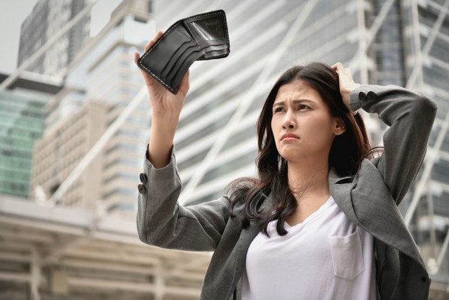 com-Ilustrasi Melihat dompet yang kosong Foto: Shutterstock