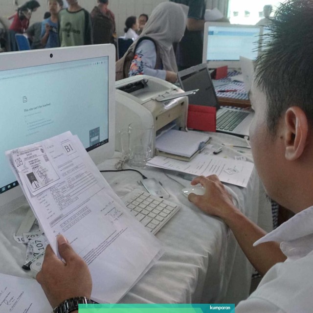 Petugas memeriksa formulir para peserta PPDB di SMP Negeri 1 Jakarta, Senin (24/6). Foto: Helmi Afandi/kumparan