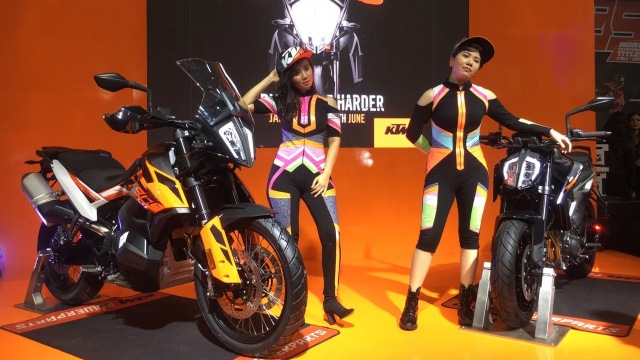 KTM 790 Adventure dan 790 Duke meluncur di lantai Jakarta Fair 2019. Foto: Ghulam Muhammad Nayazri / kumparanOTO