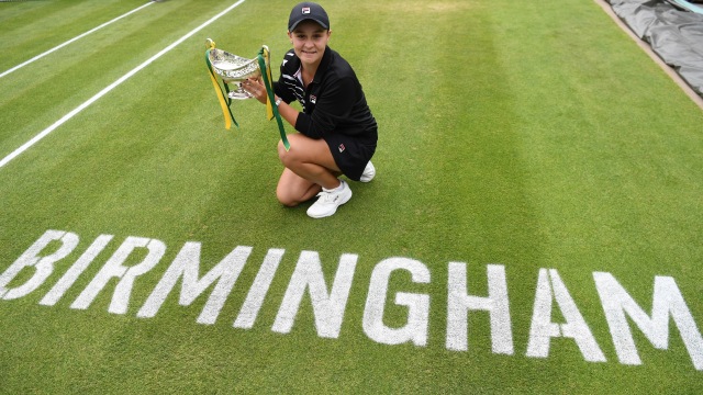Ashleigh Barty dan trofi Birmingham Classic 2019. Foto: Paul ELLIS / AFP