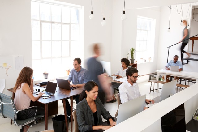 Situasi kerja di kantor open space. Foto: Shutterstock