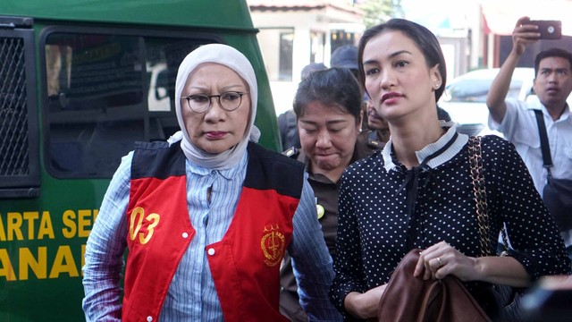 Tersangka kasus penyebaran berita bohong, Ratna Sarumpaet, didampingi Atiqah Hasiholan (kanan) saat akan menjalani sidang dengan agenda duplik di Pengadilan Negeri Jakarta Selatan, Selasa (25/6). Foto: Nugroho Sejati/kumparan.