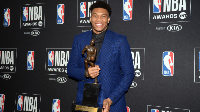 Giannis Antetokounmpo bersama trofi MVP NBA. Foto: Gary A. Vasquez-USA TODAY Sports