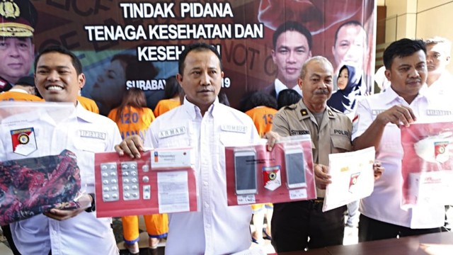 Rilis tersangka dan barang buktu Paraktik Aborsi di Surabaya, Selasa (25/6). Foto: Yuana Fatwalloh/kumparan