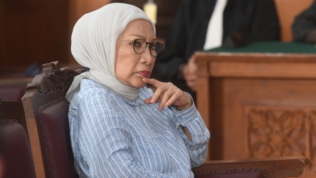 Terdakwa kasus dugaan penyebaran berita bohong atau hoaks Ratna Sarumpaet mengikuti sidang lanjutan di PN Jakarta Selatan, Jakarta, Selasa (25/6). Foto: ANTARA FOTO/Akbar Nugroho Gumay