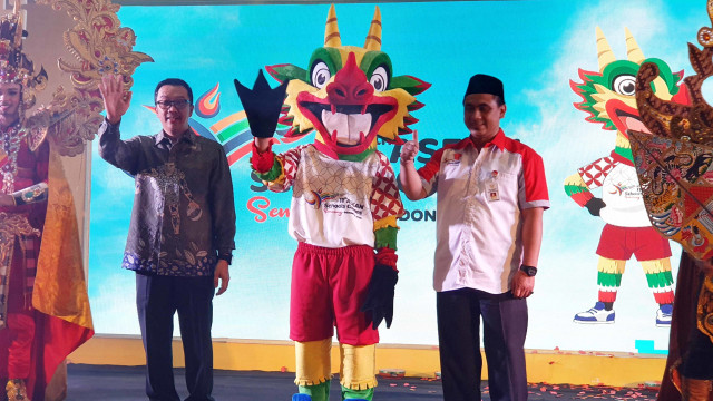 Menpora Imam Nahrawi (kiri) menghadiri seremoni peluncuran logo dan maskot ASEAN School Games 2019 Semarang di Wisma Kemenpora, Jakarta, Selasa (25/6). Foto: Karina N. Shabrina/kumparan