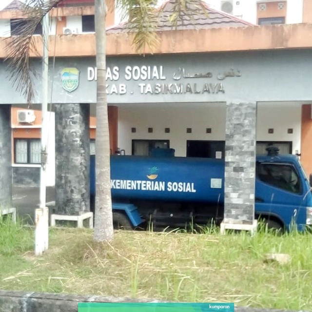 Tulisan Dinas Sosial Kabupaten Tasikmalaya yang menggunakan bahasa Arab. Foto: kumparan
