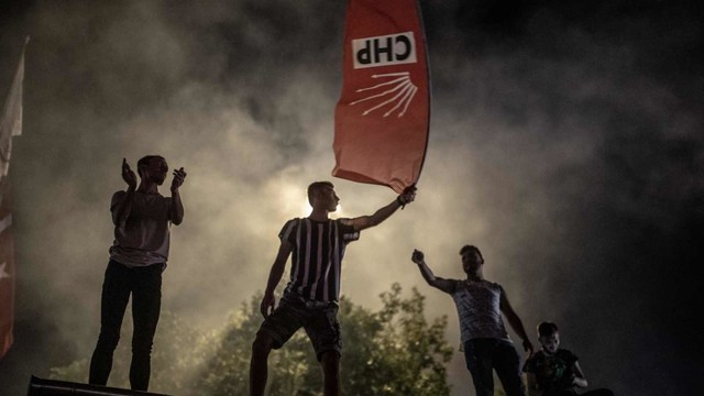Warga Kota Istanbul berkumpul untuk merayakannya setelah kandidat Partai Rakyat Republik (CHP) memenangkan pemilihan ulang Wali Kota Istanbul, di Betlikduzu (23/6). Foto: AFP