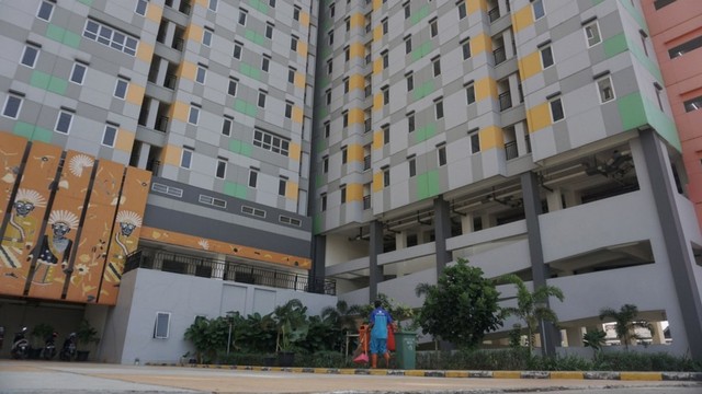 Seorang petugas sedang membersihkan halaman Rumah Susun Sewa (Rusunawa) di KS Tubun, Tanah Abang, Jakarta Pusat, Selasa (25/6). Foto: Jamal Ramadhan/kumparan