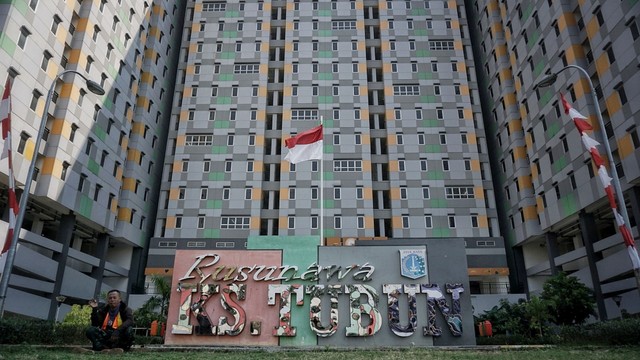 Seorang warga duduk di depan Rumah Susun Sewa (Rusunawa) di KS Tubun, Tanah Abang, Jakarta Pusat, Selasa (25/6). Foto: Jamal Ramadhan/kumparan