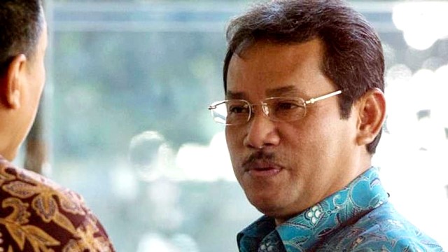 Rachmat Yasin berada di ruang tunggu KPK sebelum pemeriksaan. Foto: Antara/Rosa Panggabean