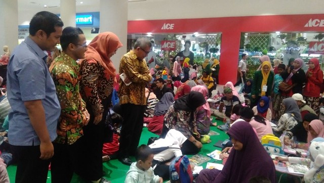 Rektor Unusa (berbatik kuning) sedang mengamati anak-anak di Festival Seni Anak se-Surabaya. Foto : Masruroh/Basra