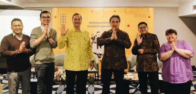 Kiri-kanan: Mulki Shader dan Miko Ginting (Peneliti Koalisi Seni Indonesia), Ferdiansyah, S.E., M.M (Ketua Panitia Kerja RUU Kebudayaan Komisi X DPR RI), Dr. Hilmar Farid (Direktur Jenderal Kebudayaan Kemendikbud RI), M. Abduh Aziz (Ketua Pengurus Koalisi Seni), Budhita Kismadi (Fasilitator Inspirit dan anggota Koalisi Seni).