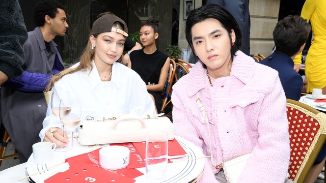 Kebersamaan Gigi Hadid dan Kris Wu di fashion show Louis Vuitton di Paris Men Fashion Week 2019. Foto: Getty Images/Pascal Le Segretain