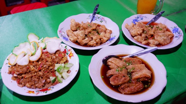 Mencicipi Berbagai Olahan Ayam di Warung Gaul Malaya, Menteng