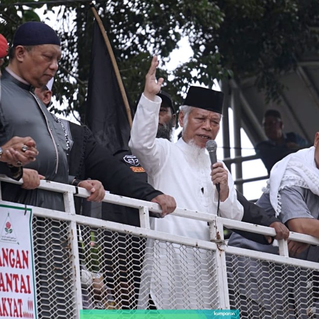 Eks Penasihat KPK, Abdullah Hehamahua (tengah) aksi selawatan di depan gedung Mahkamah Konstitusi. Foto: Fanny Kusumawardhani/kumparan