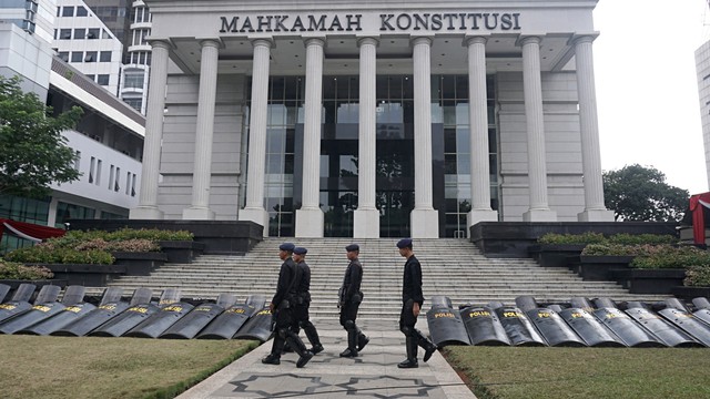 Suasana pengamanan di depan gedung Mahkamah Konstitusi, Rabu, (26/6). Foto: Fanny Kusumawardhani/kumparan
