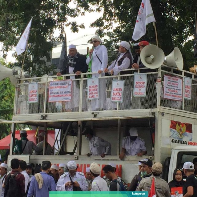 Ketum FPI Sobri Lubis di aksi Tahlilan 212 di Jalan Medan Merdeka Barat, Jakarta Pusat, Rabu (26/6). Foto: Fachrul Irwinsyah/kumparan