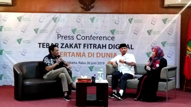 Direktur ZIS Dompet Dhuafa, Yuli (tengah) dan Pendiri Duithape, Sara Dhewanto (kanan) dalam Konferensi Pers Dompet Dhuafa dan Duithape untuk Penyaluran Zakat Digital di Kampus Umar Usman, Jakarta, Rabu (26/6). Foto: Nurul Nur Azizah/kumparan