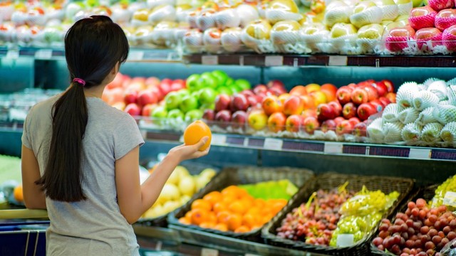 ibu menyusui memilih buah. Foto: shutterstock