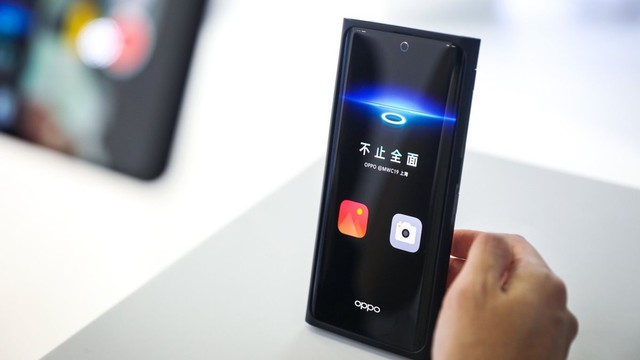 Smartphone Oppo dengan kamera di bawah layar. Foto: Oppo