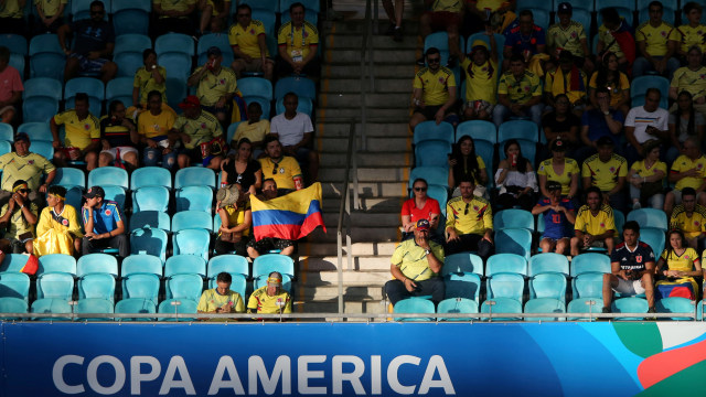 Suasana tribune penonton di laga Kolombia vs Paraguay. Foto: Rodolfo Buhrer/Reuters