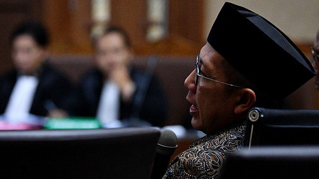 Menteri Agama Lukman Hakim Saifuddin memberikan kesaksian dalam sidang kasus suap jual beli jabatan di lingkungan Kementerian Agama dengan terdakwa Haris Hasanuddin dan Muafaq Wirahadi di Pengadilan Tipikor, Jakarta, Rabu (26/6). Foto: ANTARA FOTO/Sigid Kurniawan