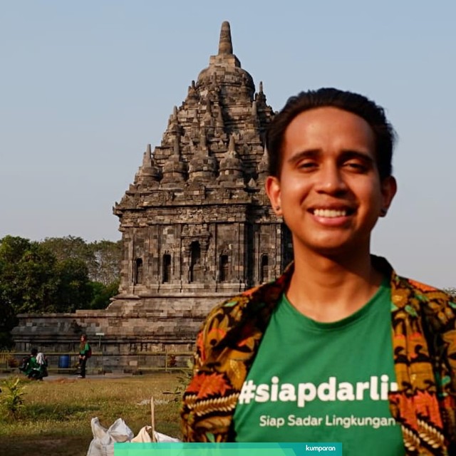 Andovi Da Lopez menanam pohon di Candi Prambanan, Yogyakarta, Rabu (26/6) Foto: DN. Mustika Sari/kumparan