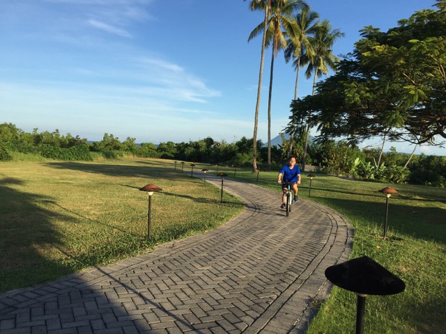 Bersepeda di Grand Luley Manado. Foto: Sabar Artiyono/kumparan