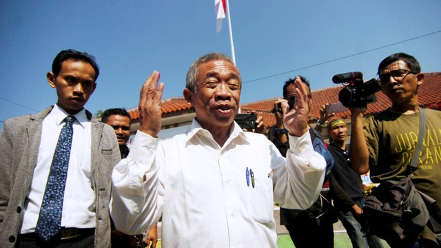 Tersangka Nurul Qomar (tengah) berdoa usai menjalani pemeriksaan di Kejaksaan Negeri Brebes, Jawa Tengah, Rabu (26/6). Foto: ANTARA FOTO/Oky Lukmansyah