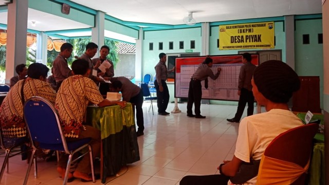 Suasana penghitungan suara Pilkades di Desa Piyak Kecamatan Kanor Kabupaten Bojonegoro. Rabu (26/06/2019)