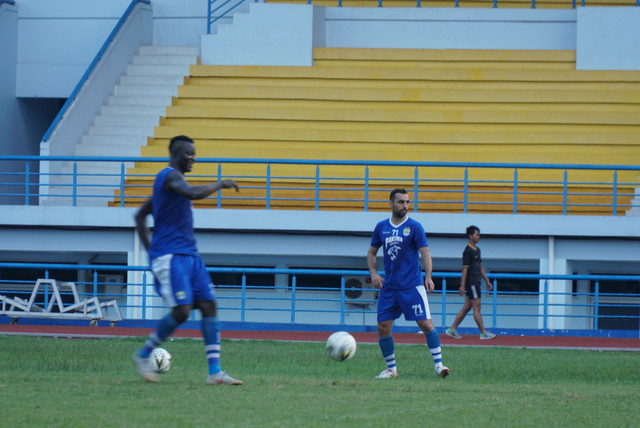 Striker Ezechiel N'Douassel saat latihan. (Ananda Gabriel)