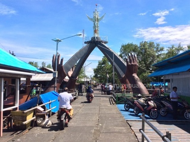 Tugu Tangan yang terletak di tengah Kota Agats, ibukota Kabupaten Asmat. (BumiPapua.com/Katharina)