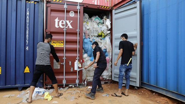 Petugas Bea dan Cukai Batam memeriksa kontainer yang berisi sampah plastik yang diduga mengandung limbah bahan berbahaya dan beracun (B3) di Pelabuhan Batu Ampar, Batam, Kepulauan Riau, Sabtu (15/6). Foto: ANTARA FOTO/Andaru