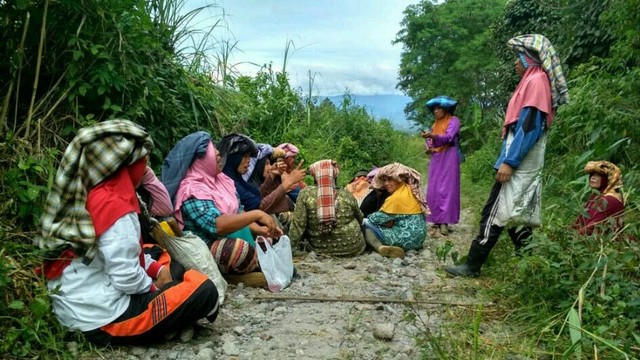 Perempuan petani di kaki Gunung Burni Telong. Foto: Desi Badrina/acehkini