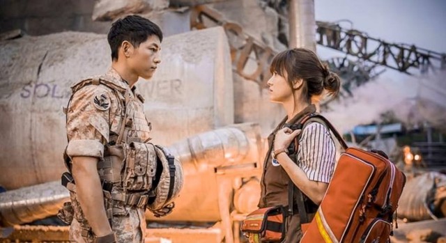 Adegan Yoo Shi Jin (Song Joong Ki) dan Kang Mo Yeon (Song Hae Kyo) dalam drama korea 'Descendants of the Sun'. Foto: dok Hi!Pontianak