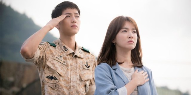 Adegan Yoo Shi Jin (Song Joong Ki) dan Kang Mo Yeon (Song Hae Kyo) dalam drama korea 'Descendants of the Sun'. Foto: dok Hi!Pontianak