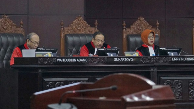 Hakim Mahkamah Konstitusi, Wahiduddin Adams (kiri), Suhartoyo (tengah), dan Enny Nurbaningsih (kanan) saat pembacaan putusan sengketa Pilpres 2019 di Gedung Mahkamah Konstitusi, Kamis (27/6). Foto: Helmi Afandi Abdullah/kumparan