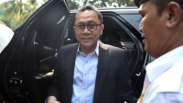 Ketua Umum Partai Amanat Nasional Zulkifli Hasan tiba di kediaman Calon Presiden nomor urut 02 Prabowo Subianto di Jakarta Selatan, Kamis (27/6/2019). Foto: ANTARA FOTO/Galih Pradipta