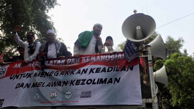 Ketua Umum Front Pembela Islam Ustaz Sobri Lubis (kedua kanan) dan Korlap Utama Aksi, Abdullah Hehamahua (kanan) di atas mobil komando. Foto: Ricky Febrian/kumparan