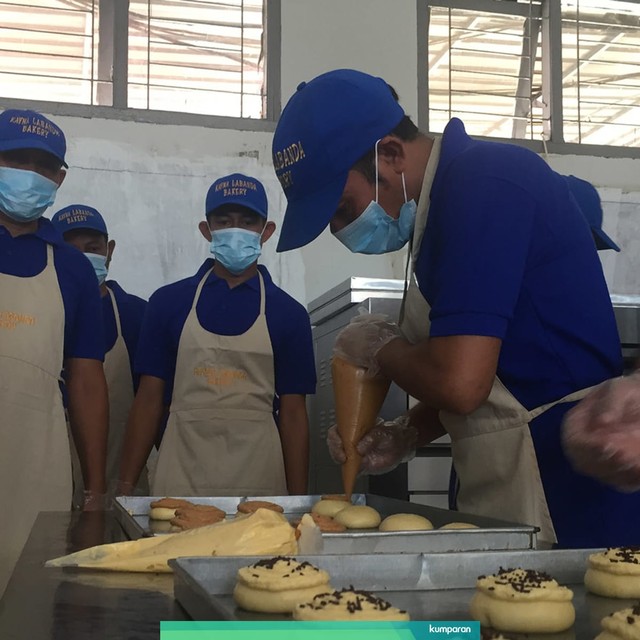 Farid, dan warga binaan lapas lambaro lainnya saat sedang sibuk membuat roti. Foto: Zuhri Noviandi/kumparan