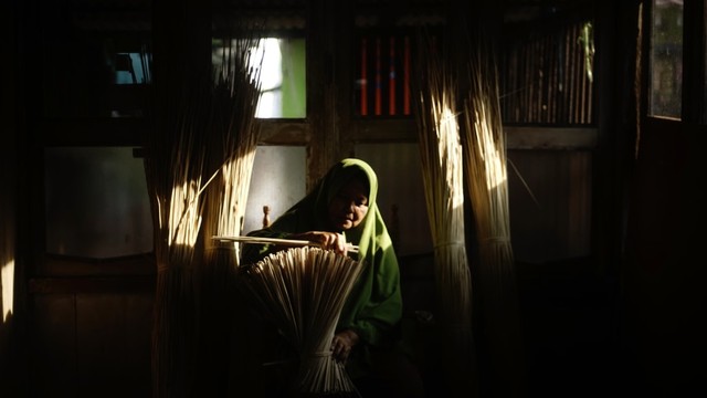 Cik Wa yang sudah menjalani usaha rokok pucuk dari daun nipah selama 22 tahun (foto: abp/Urban Id)